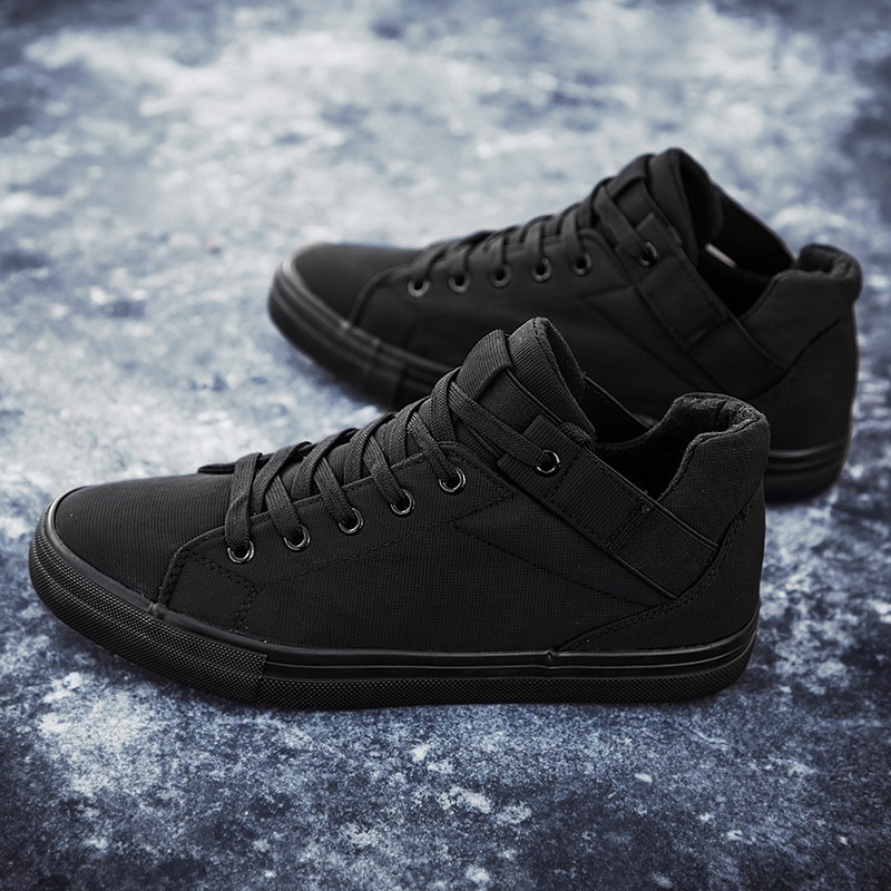 Young dynamic youth sports shoes with low neck style