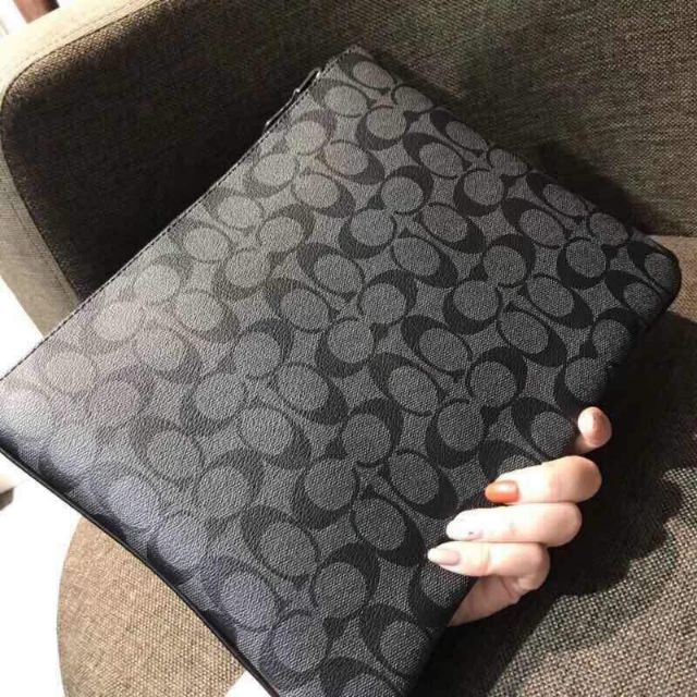 Túi cầm tay Coach