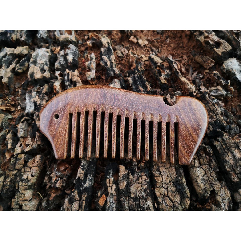 Lược gỗ đàn hương - răng thưa - hình con cá - biểu tượng của vui vẻ - hạnh phúc - ấm no đủ đầy DH127