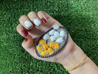 Hoa bột nữa ôm móng