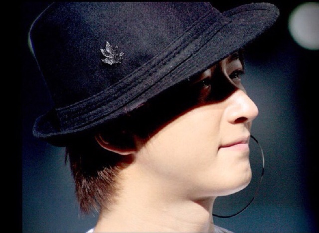 Cài áo nam nữ hình lá phong đính hạt A1089