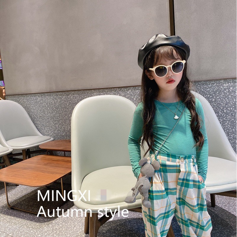 Bộ đồ 2 món gồm áo dàI tay màu trơn + quần dàI sọc caro đáng yêu hợp thời trang cho bé gáI