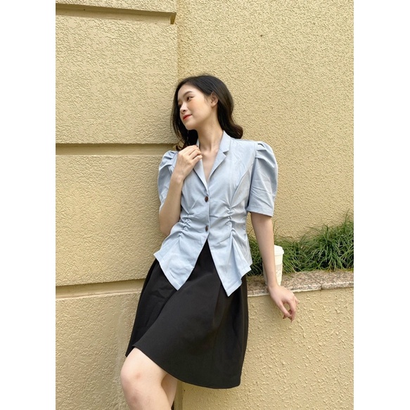 YU CHERRY | Áo nữ cầu vai phồng chiết eo nút gỗ cổ sơmi Wrap Line Blazer YA390