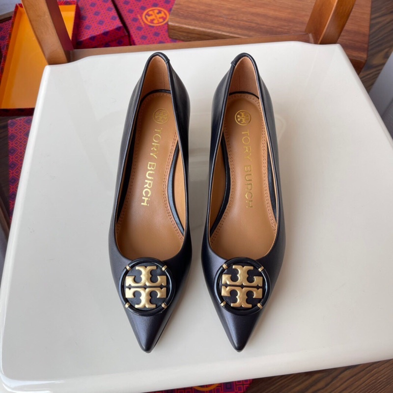 giày đế cao nữ mũi nhọn mũi đính kim loại hoạ tiết tory burch