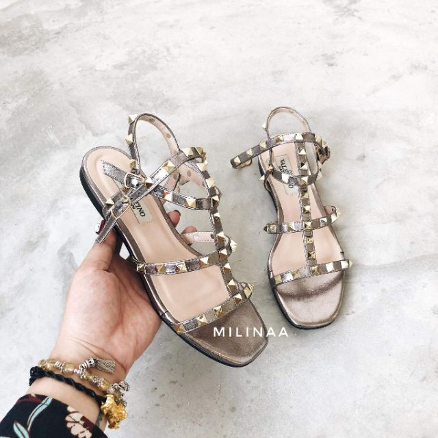 Sandal nút đinh dáng bệt