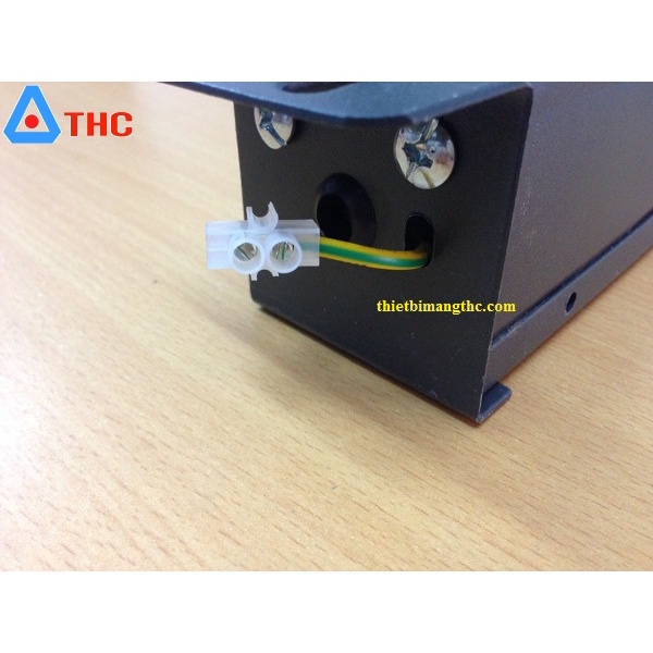 Thanh nguồn điện PDU 6 cổng 3 chấu đa năng lắp tủ mạng CÓ MCB 2P 32A, lắp Tủ mạng 19''