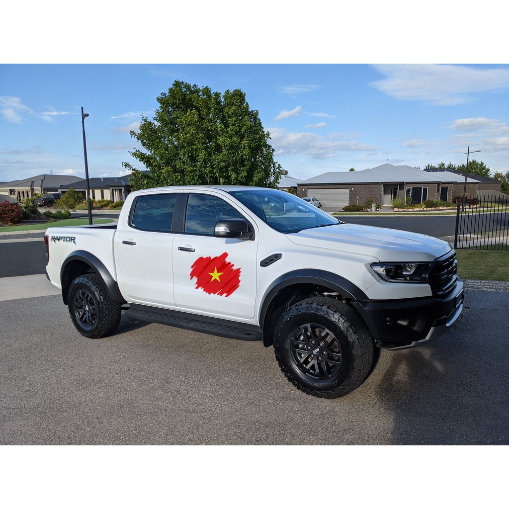 Tem ô tô hình cờ Việt Nam, Decal miếng dán skin xe hơi sử dụng cho car Hyundai, Kia, Toyota, Mercedes, Ford LUXSKEEN