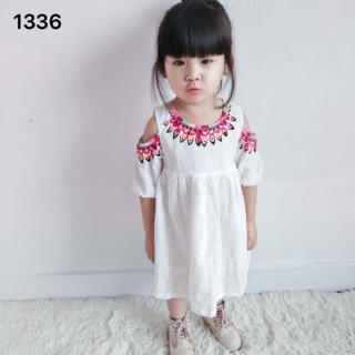 Váy hở vai thổ cẩm