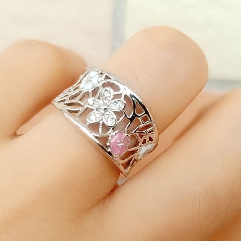 Nhẫn Cưới Đính Đá Hình Hoa Anh Đào