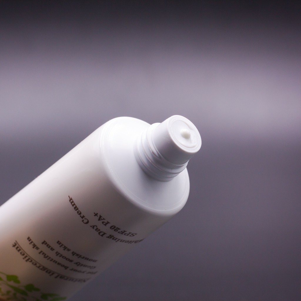 Kem dưỡng làm trắng da ban ngày Nhật Bản Naris Nature Whitening Day Cream SPF20/PA+ 40gr