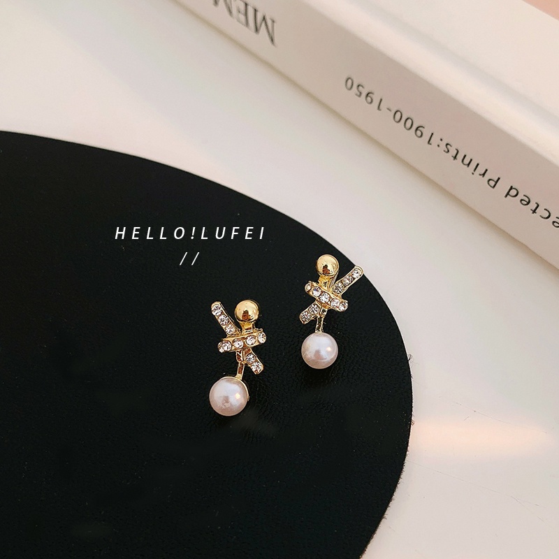 Khuyên Tai Đính Hạt Ngọc Trai Đơn Giản Và Thanh Lịch