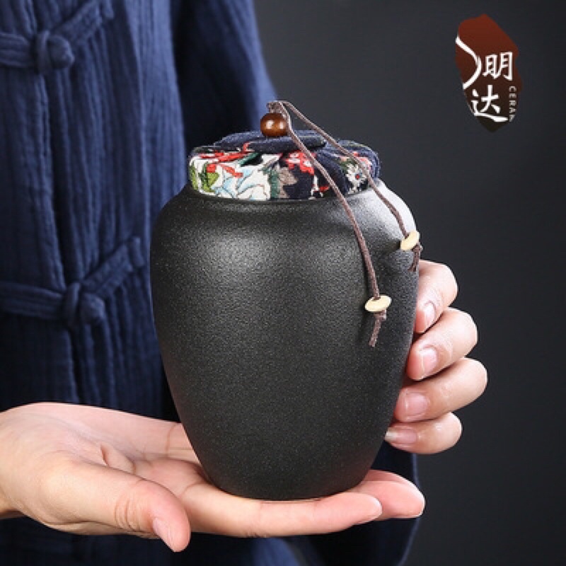 Hủ đựng trà nắp đậy kín.