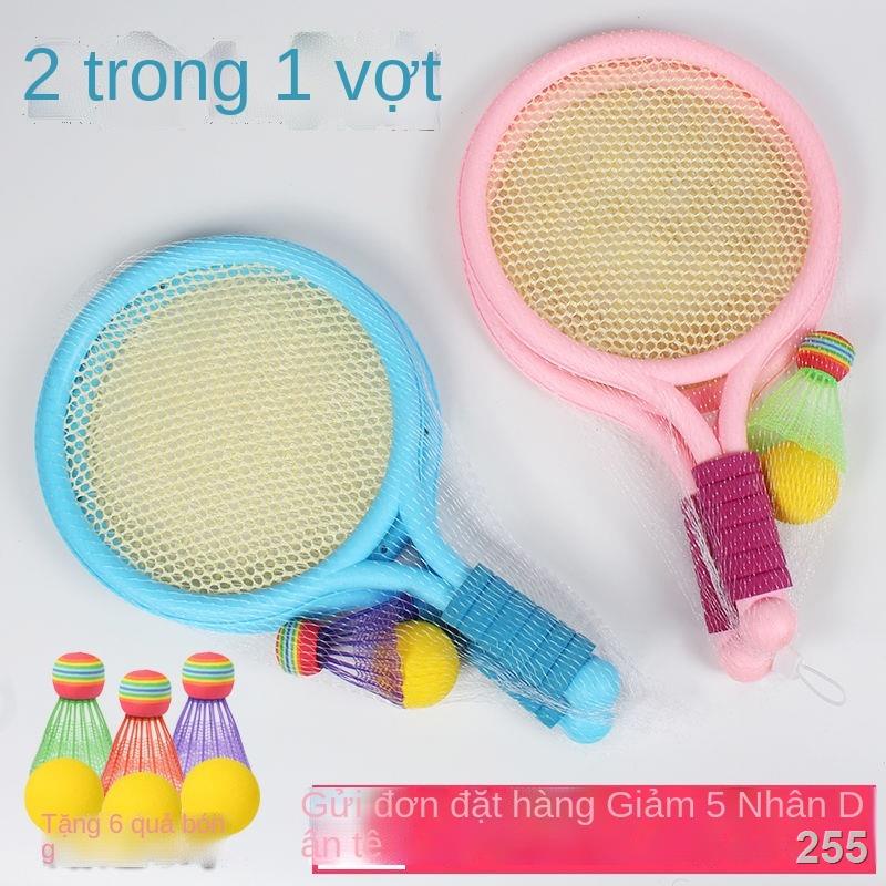 BTrẻ em mới bắt đầu chơi cầu lông vợt tennis trai và gái mẫu giáo đồ thể thao đôi tương tác cha mẹ-con