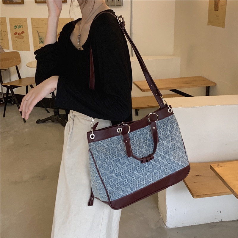 Túi đeo vai IELGY vải denim cỡ lớn phối móc khóa trái tim dành cho nữ