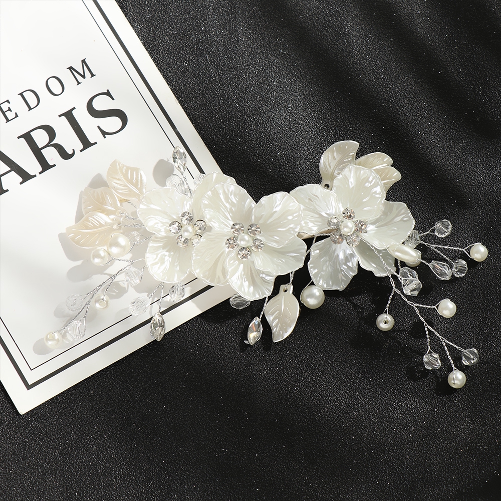 Cài tóc hình hoa đính ngọc trai sang trọng cho cô dâu