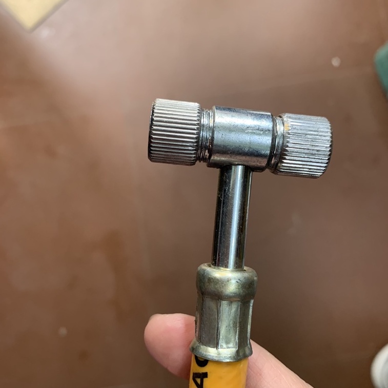 Vòi bơm lốp xe đầu búa