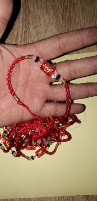 Vòng tay may mắn màu đỏ kèm viên đá pha lê hình trụ nhiều màu sắc
