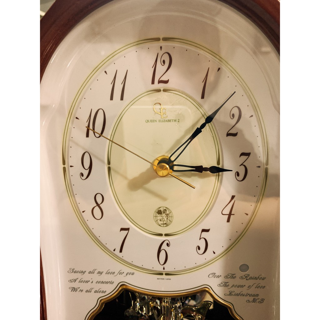 Đồng hồ để bàn bằng gỗ thương hiệu Queen Elizabeth 2 Nhật nộị địa