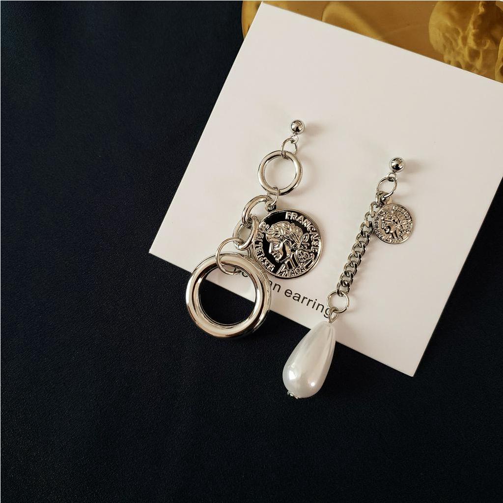 Khuyên tai 22642 hình tròn khắc chân dung phối ngọc trai phong cách bất đối xứng Nhật Hàn