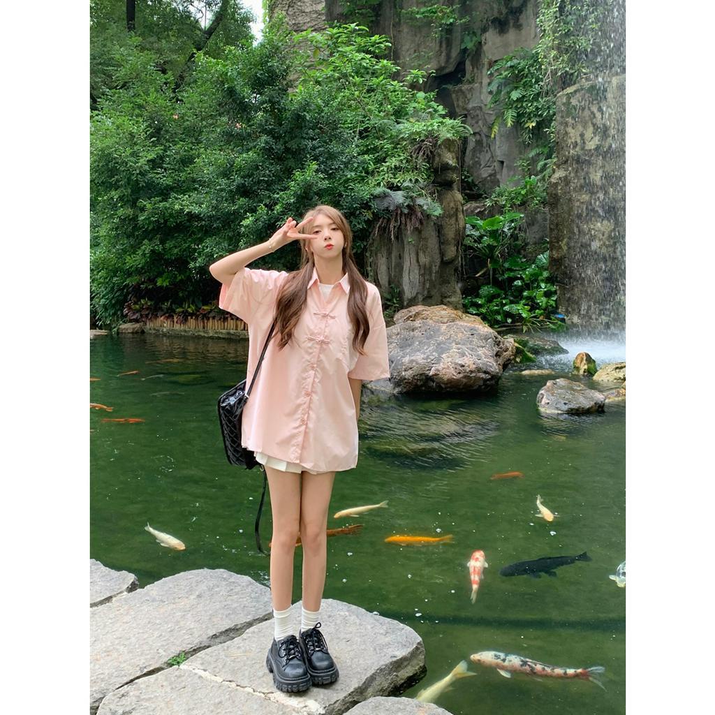 QOEDDV Áo Sơ Mi Babydoll Tay Ngắn Chống Nắng Cổ Polo Cài Nút Đĩa Màu Hồng Đào Trung Hoa Giản Dị Mùa Hè Mới Dành Cho Bạn Nữ