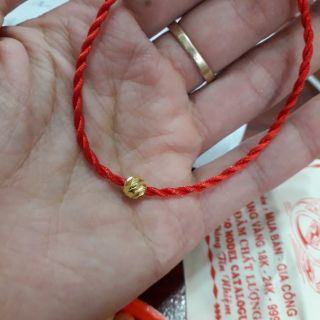 Chỉ đỏ may mắn bi vàng