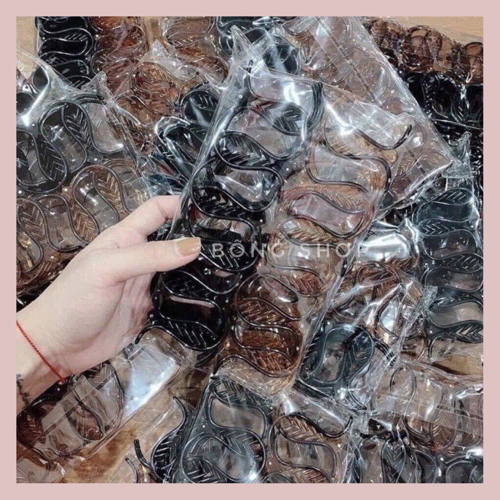 Chân váy xếp ly màu trắng dáng ngắn xòe | BigBuy360 - bigbuy360.vn