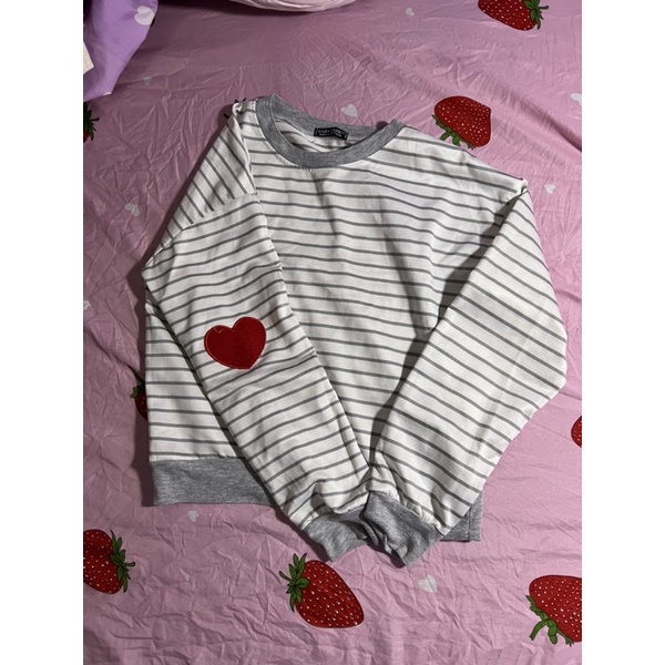 Áo thun sọc trắng có tim