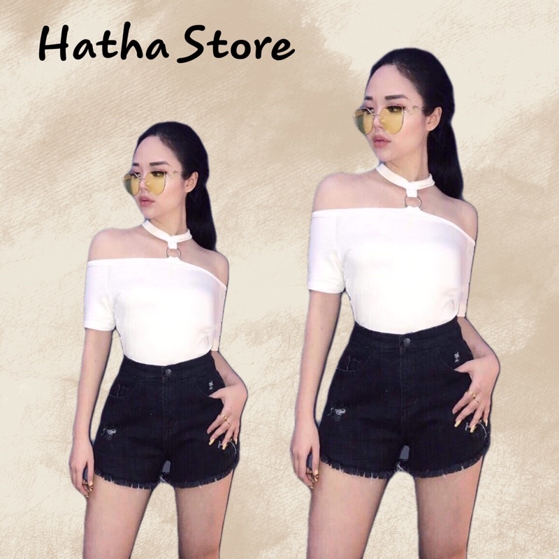Áo thun trắng vòng cổ chocker cá tính
