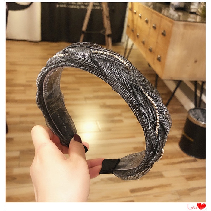 Cài tóc dịu dàng cho các bạn nữ có đính đá