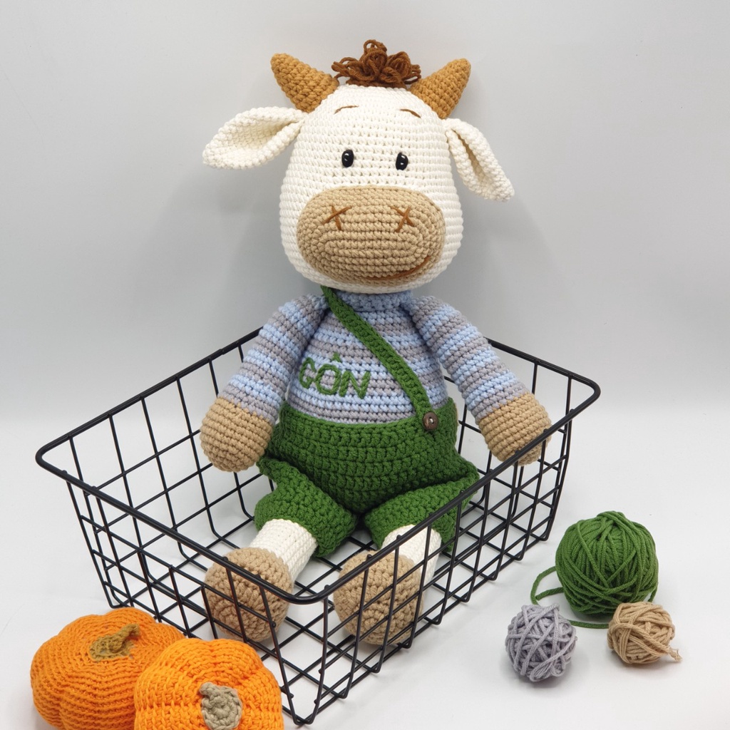 Gấu bông móc len amigurumi - Trâu mặc quần yếm handmade cao cấp