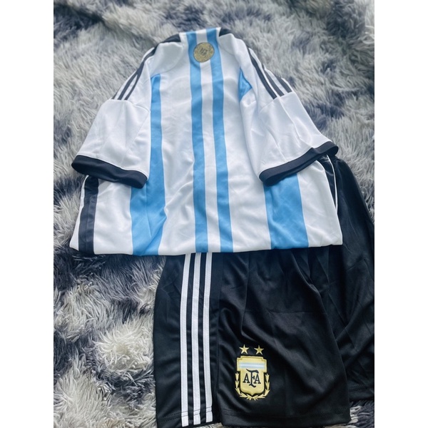 Set bộ quần áo thể thao bóng đá argentina áo trắng sọc xanh quần đen chất vải gai mịn 2022 2023
