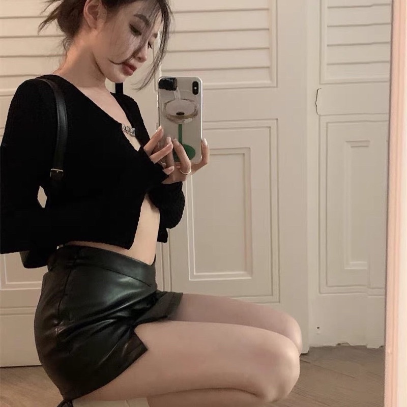 Áo đen dệt kim và chân váy da