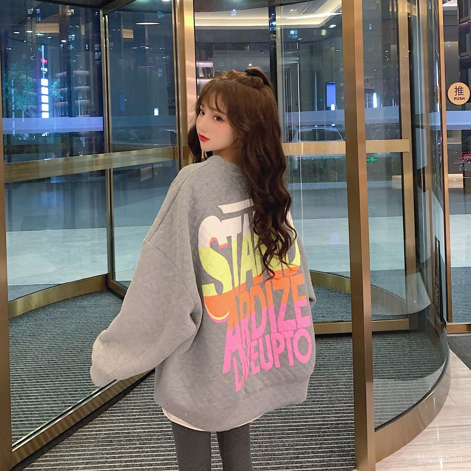 Áo Sweater Nữ Cổ Tròn Dài Trung Bình In Chữ Khối Màu Mới