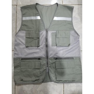 Áo gile xám có túi dây kéo.