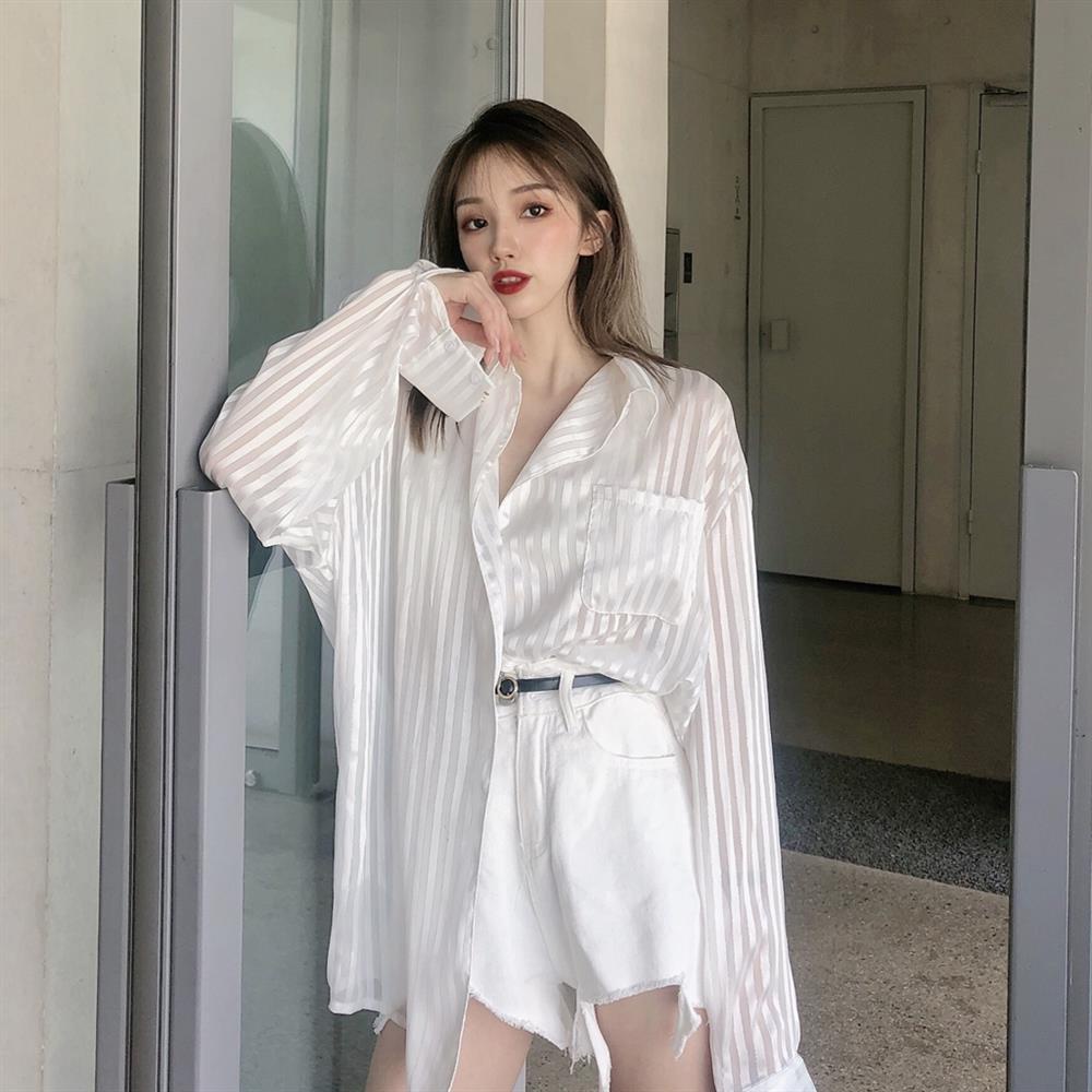 Áo sơ mi chống nắng tay dài dáng rộng kẻ sọc màu trắng vải lụa mỏng thời trang mùa hè cho nữ