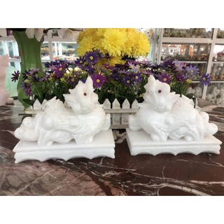 Cặp Tỳ Hưu cẩn mắt đỏ phong thủy tài lộc đá trắng có đế - Dài 20 cm