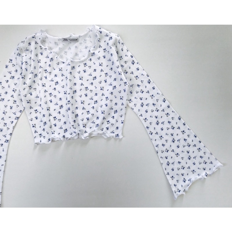 Áo croptop ôm dài tay loe xoăn lai trắng hoa nhí vnxk