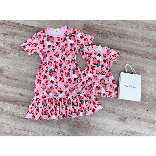 Set đầm cặp trái dâu cho mẹ và bé