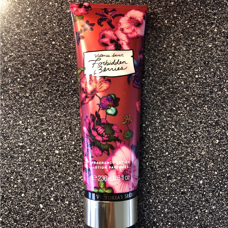 Dưỡng thể Victoria's Secret Fragrance Lotion 236ml - Forbidden Berries (Mỹ)