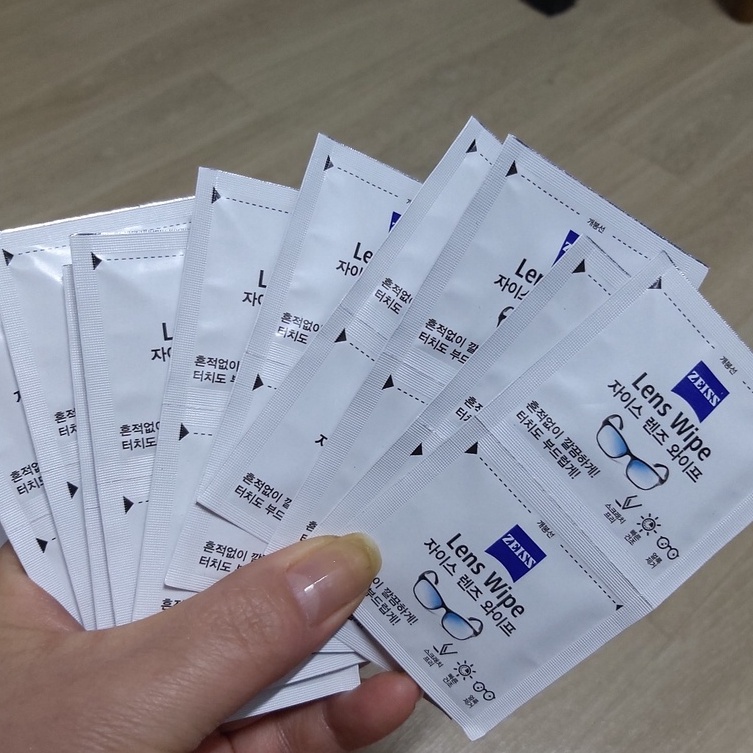 Khăn lau vệ sinh lens camera, mắt kính, màn hình điện thoại, máy tính ZEISS Lens Wipes hộp 100 miếng