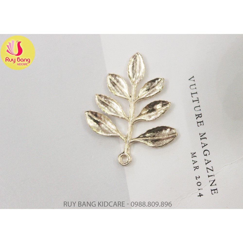 Cành lá kim loại, center đá đính hoa vải handmade