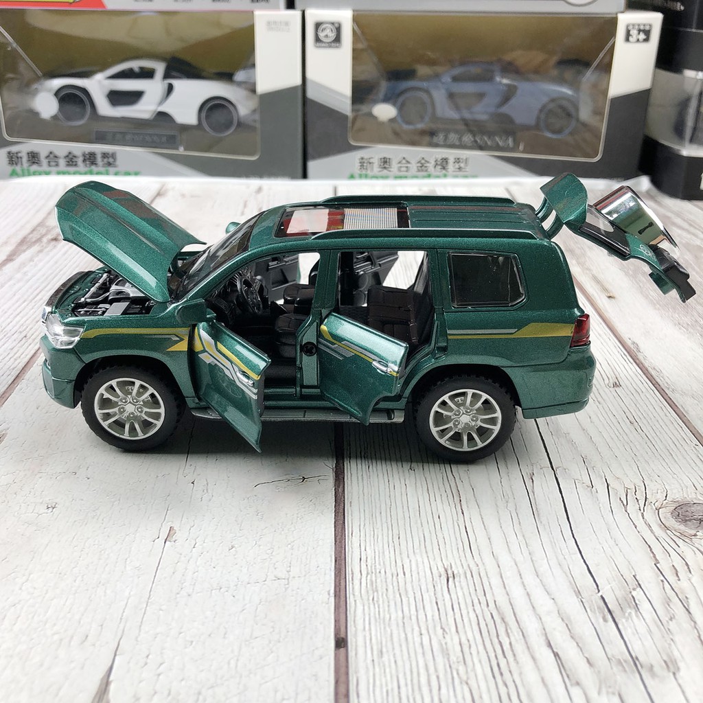 Xe mô hình tỉ lệ 1:32 Toyota Land Cruiser Prado hãng Chezhi màu Đỏ, Xanh bộ đội