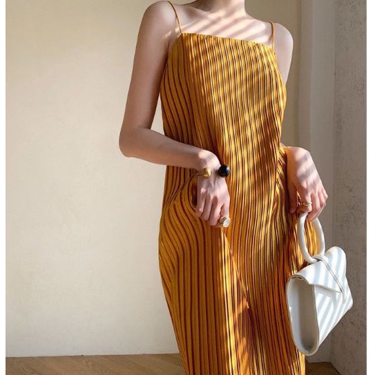 Đầm babydoll hai dây xếp li ánh nhũ màu vàng gold HDC81 Hỉn Hỉn Store