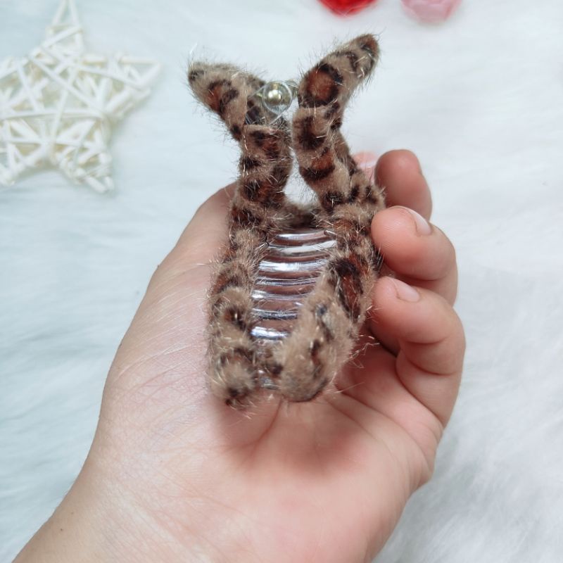 Kẹp tóc nhựa bắt chéo cuốn vải da beo cao cấp