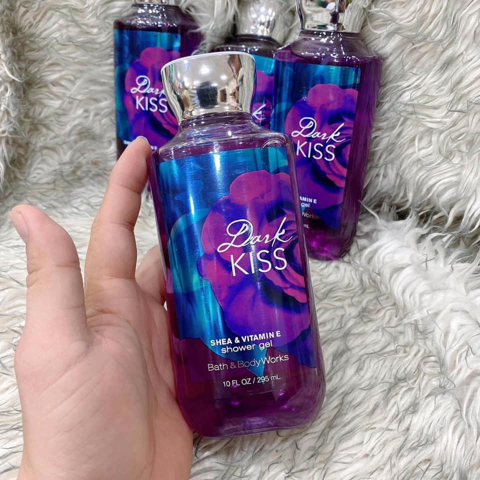 Sữa tắm Bath and Body Works Dark kiss 295ml