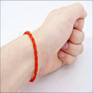Vòng tay đỏ may mắn