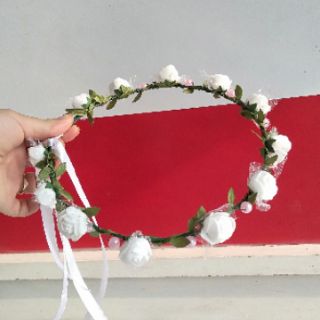 Vòng hoa đội đầu chụp hình