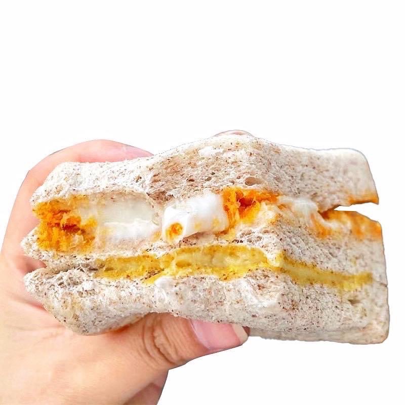 1 cái bánh Sandwich toast phô mai bơ ruốc mặn