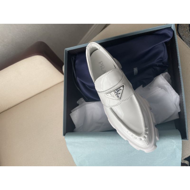 giày lười loafer nữ da thật mũi nhọn đế cao 6cm logo tam giác Prada