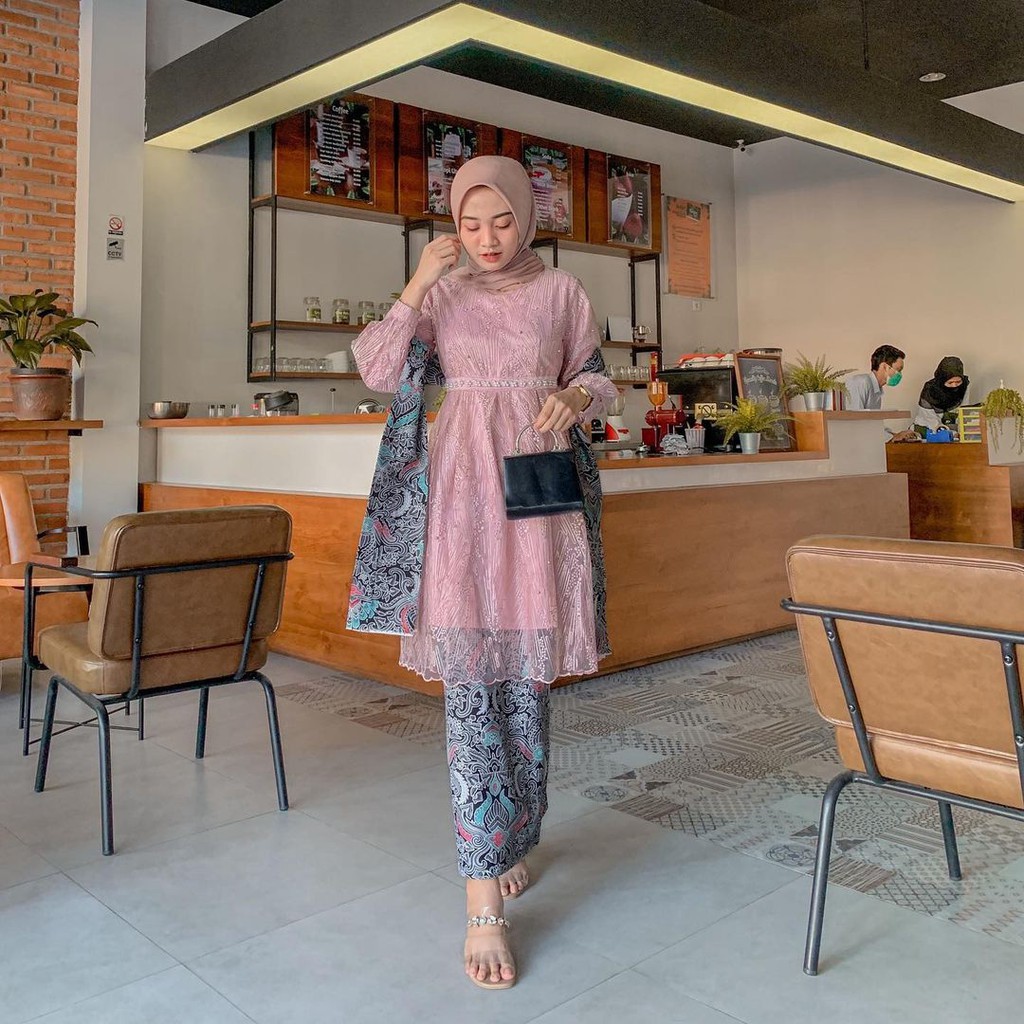 Sarimbit batik Javanese Áo sơ mi dài tay cao cấp thích hợp làm quà tặng tốt nghiệp hiện đại nhất